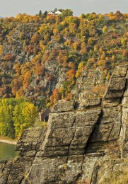 Der Rheinsteig im Herbst mit einer Wanderin, die die Aussicht auf das Tal genießt.