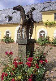 Eine Skulptur des Spätlesereiters im Schloss Johannisberg.