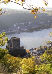 Schöne Aussicht auf die Burg Katz mit Blick auf den Rhein.