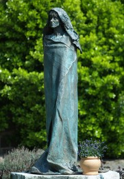 Die Skulptur der Hildegard von Bingen.