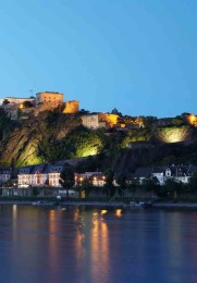 Blick über den Rhein bei Nacht auf die beleuchtete Festung Ehrenbreitstein.