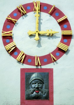 Die Uhr am Kauf- und Danzhaus in Koblenz.