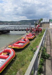 Boote am Ufer des Rheins.
