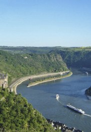 Schöne Aussicht auf die Burg Katz und die Loreley mit Blick auf den Rhein.