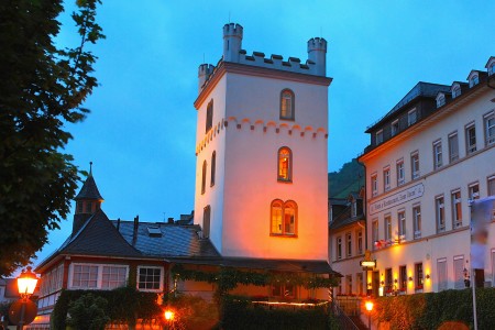 Die Außenansicht des Hotel & Restaurant Zum Turm bei Nacht.