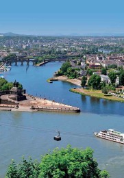 Ein schöner Panoramablick auf das Deutsche Eck, den Rhein und die Seilbahn in Koblenz.