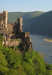 Blick auf Burg Rheinstein.