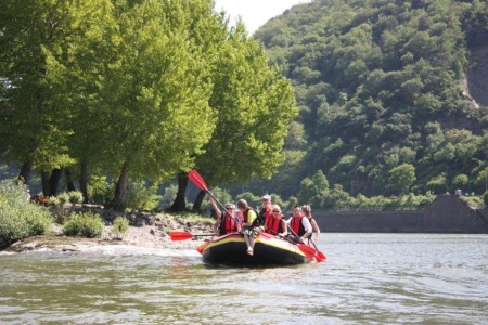 Eine Gruppe beim Mittelrhein-Rafting in Kaub.