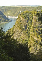 Schöne Aussicht auf den Loreleyfelsen und den Rhein.