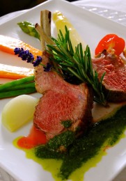 Eine Hauptspeise aus Fleisch und Gemüse im Restaurant Zum Turm.