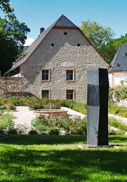 Ein Garten mit Skulpturen vor dem Kloster Eberbach.
