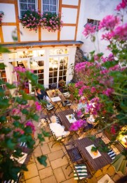Ein ein Bild vom Restaurant auf der Terasse des Landhotel Becker aus der Vogelperspektive.