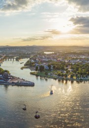 Ein schöner Panoramablick auf das Deutsche Eck, den Rhein und die Seilbahn in Koblenz.