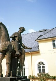 Die Skulptur des Spätlesereiters im Schloss Johannisberg.